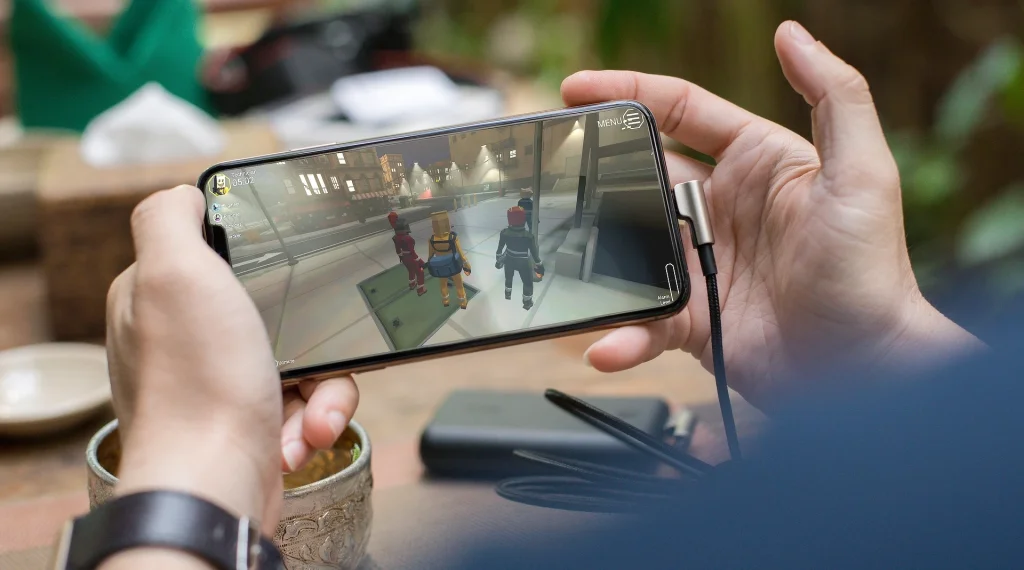 A photo of someone playing CinQ on their mobile phone.